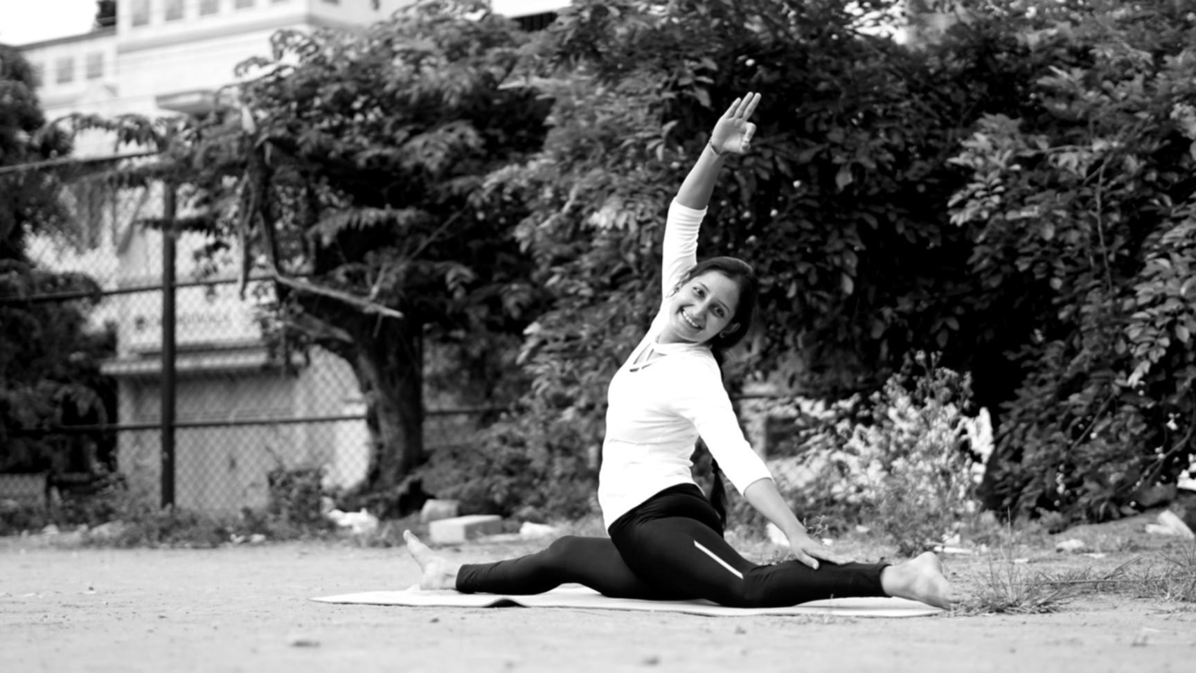 Практичне заняття з техніки усвідомленого дихання в освітленій природним світлом кімнаті