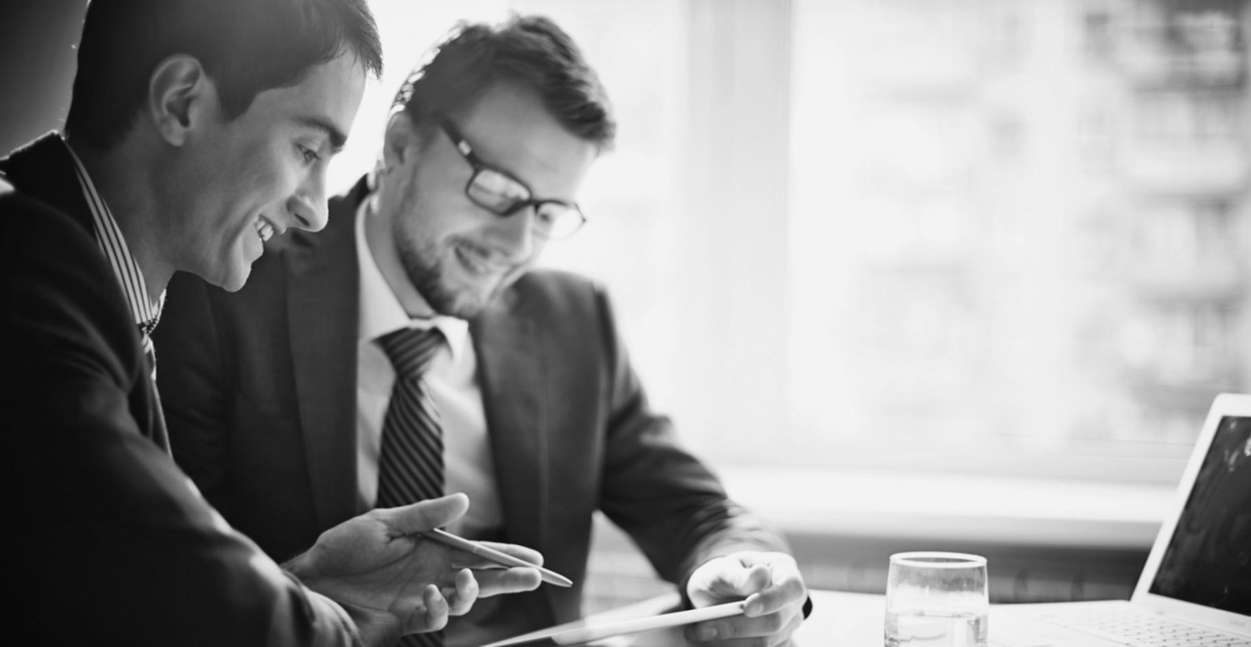 Учасник виконує вправу на концентрацію уваги під час групового заняття